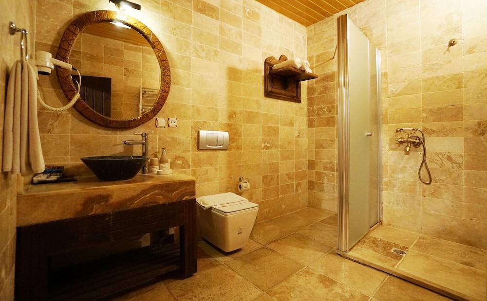 Roma Cave 4*